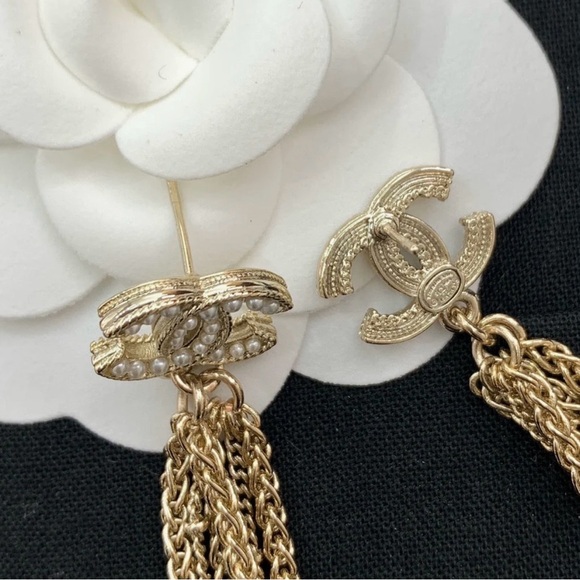 100% authentic Chanel long dangling earrings comes with Chanel box and receipt - Picture 5 of 5